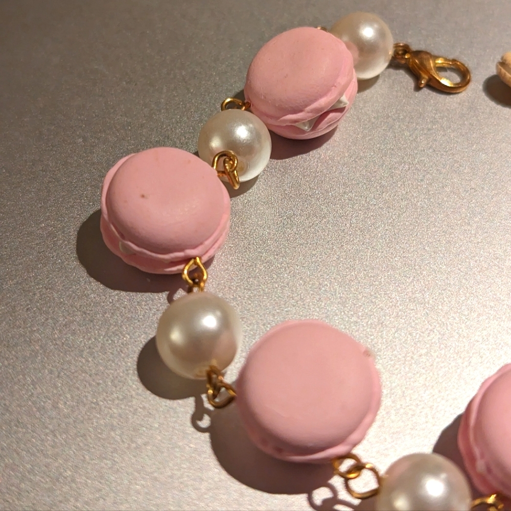 Pink macarons with imitation pearls bracelet